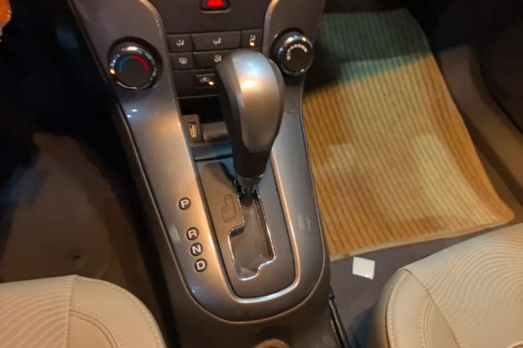 Used Chevrolet Cruze 2015 1.5L Classic SE AT Gear Lever