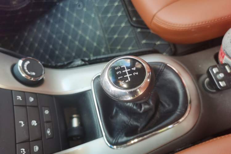 Used Chevrolet Cruze 2015 1.5L Classic SL MT Gear Lever