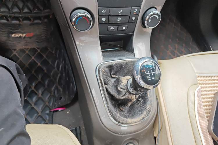 Used Chevrolet Cruze 2015 1.5L Classic SE MT Gear Lever