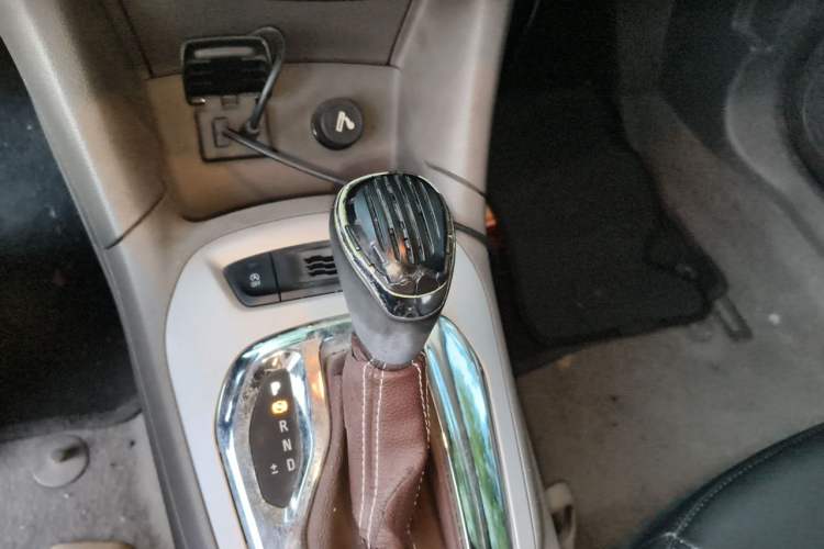 Used Chevrolet Cruze 2015 1.5L Automatic Fashion Navigation Edition Gear Lever