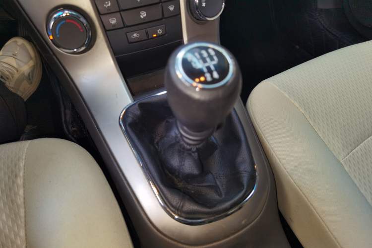 Used Chevrolet Cruze 2015 1.5L Classic SL MT Gear Lever