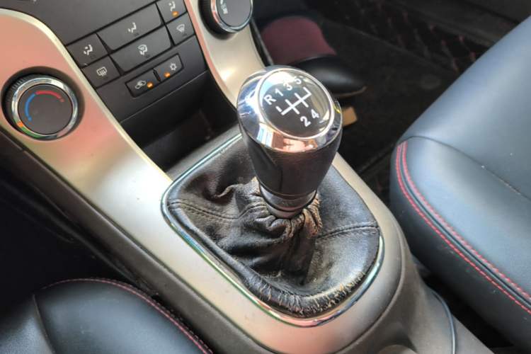 Used Chevrolet Cruze 2015 1.5L Classic SL MT Gear Lever