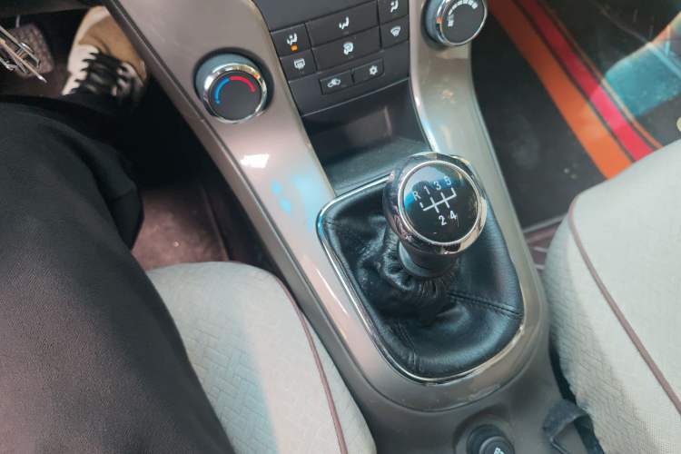Used Chevrolet Cruze 2015 1.5L Classic SE MT Gear Lever