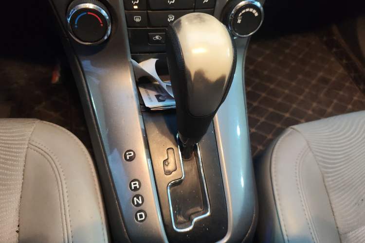 Used Chevrolet Cruze 2015 1.5L Classic SE AT Gear Lever