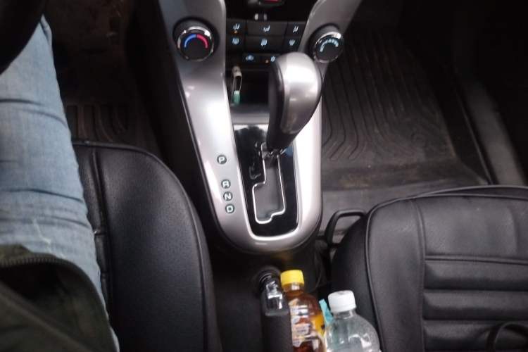 Used Chevrolet Cruze 2015 Hatchback 1.6L Automatic Comfort Edition Gear Lever
