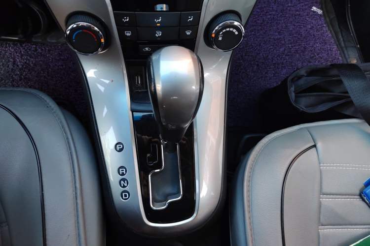 Used Chevrolet Cruze 2015 Hatchback 1.6L Automatic Comfort Edition Gear Lever