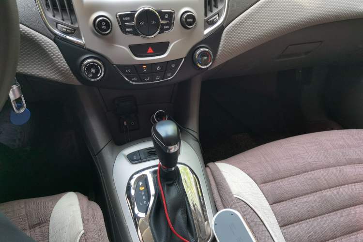 Used Chevrolet Cruze 2015 1.5L Automatic Fashion Navigation Edition Gear Lever
