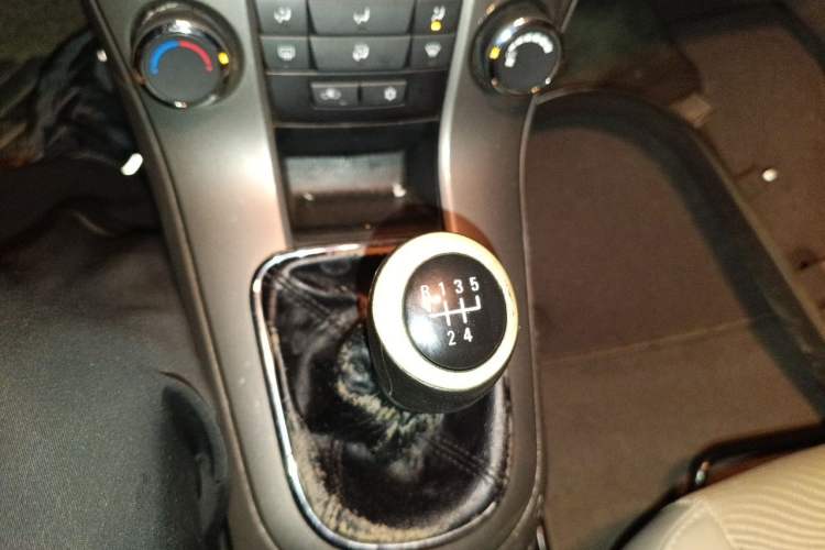 Used Chevrolet Cruze 2015 1.5L Classic SE MT Gear Lever