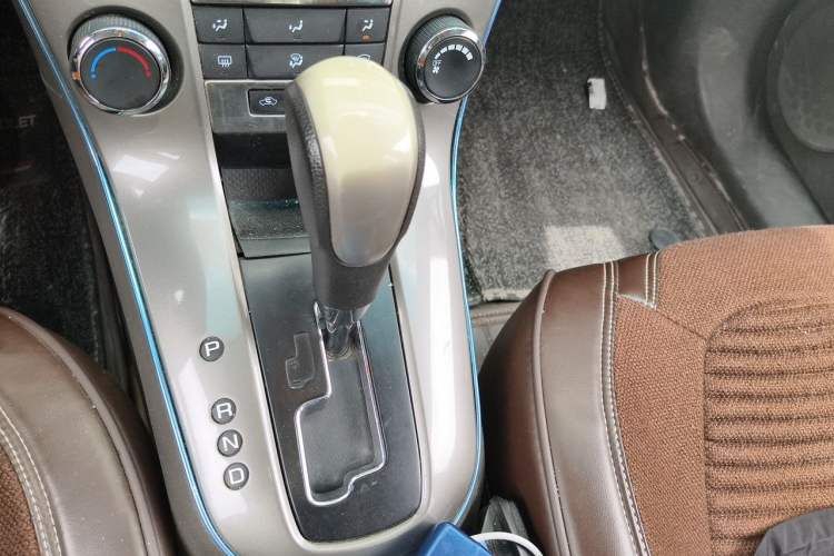Used Chevrolet Cruze 2015 1.5L Classic SE AT Gear Lever