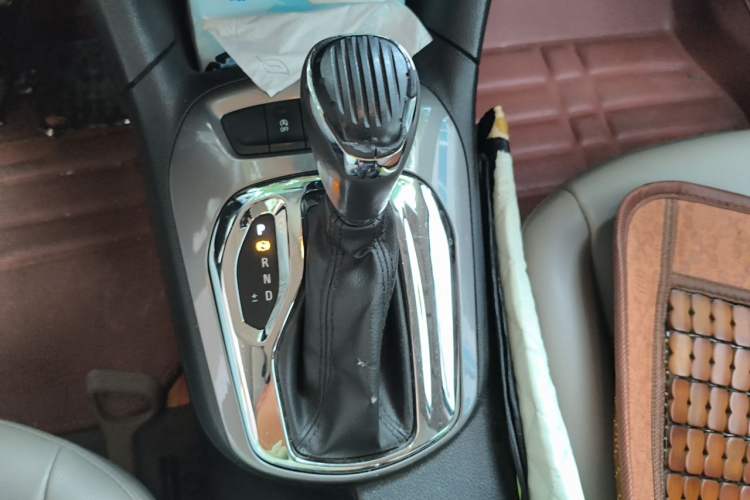 Used Chevrolet Cruze 2015 1.5L Automatic Luxury Edition Gear Lever