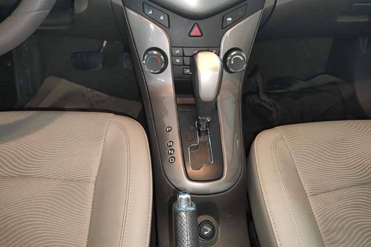 Used Chevrolet Cruze 2015 1.5L Classic SE AT Gear Lever