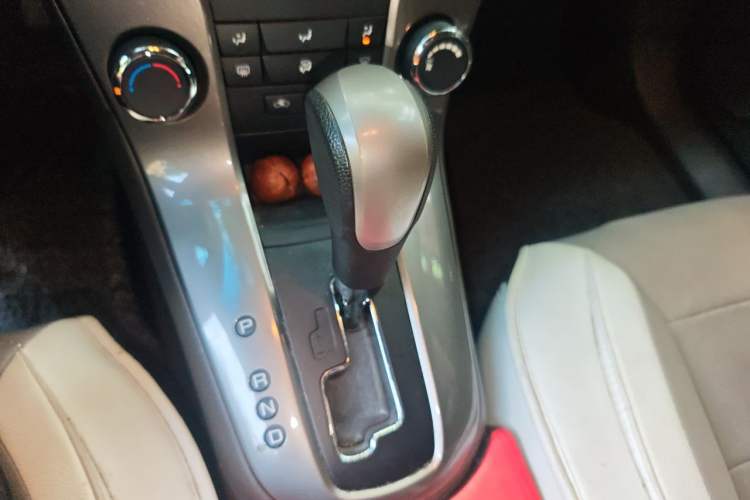 Used Chevrolet Cruze 2015 1.5L Classic SE AT Gear Lever