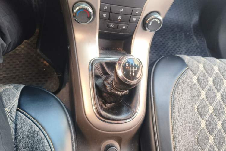 Used Chevrolet Cruze 2015 1.5L Classic SE MT Gear Lever