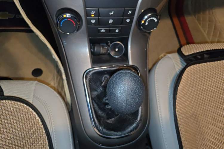 Used Chevrolet Cruze 2015 1.5L Classic SE MT Gear Lever