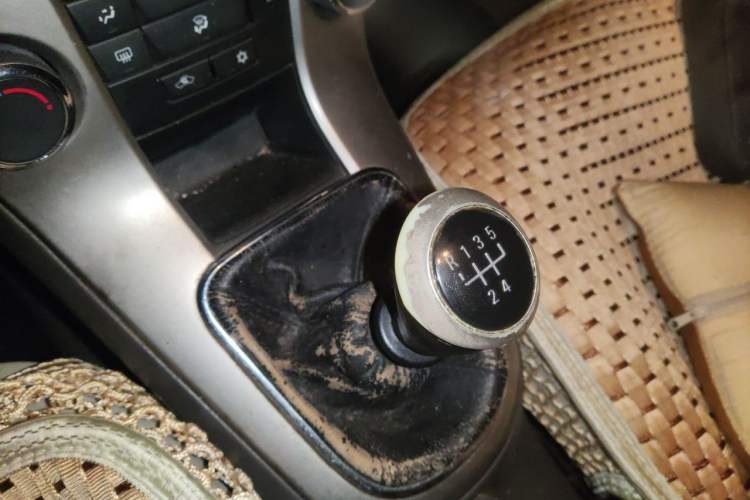 Used Chevrolet Cruze 2015 1.5L Classic SL MT Gear Lever