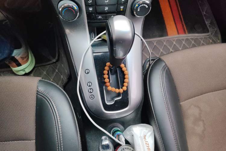 Used Chevrolet Cruze 2015 Hatchback 1.6L Automatic Comfort Edition Gear Lever
