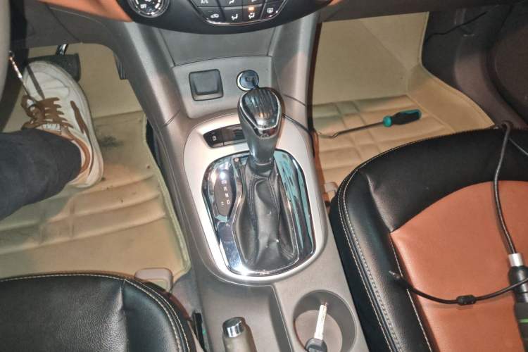 Used Chevrolet Cruze 2015 1.5L Automatic Fashion Navigation Edition Gear Lever