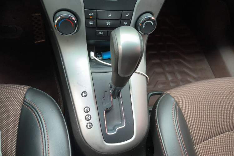 Used Chevrolet Cruze 2015 Hatchback 1.6L Automatic Comfort Edition Gear Lever