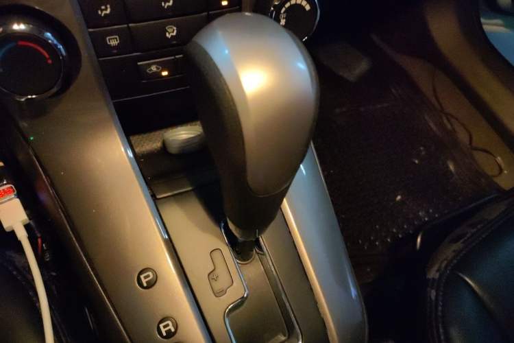 Used Chevrolet Cruze 2015 1.5L Classic SE AT Gear Lever