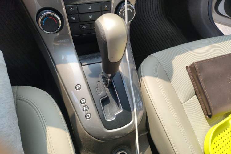 Used Chevrolet Cruze 2015 1.5L Classic SE AT Gear Lever