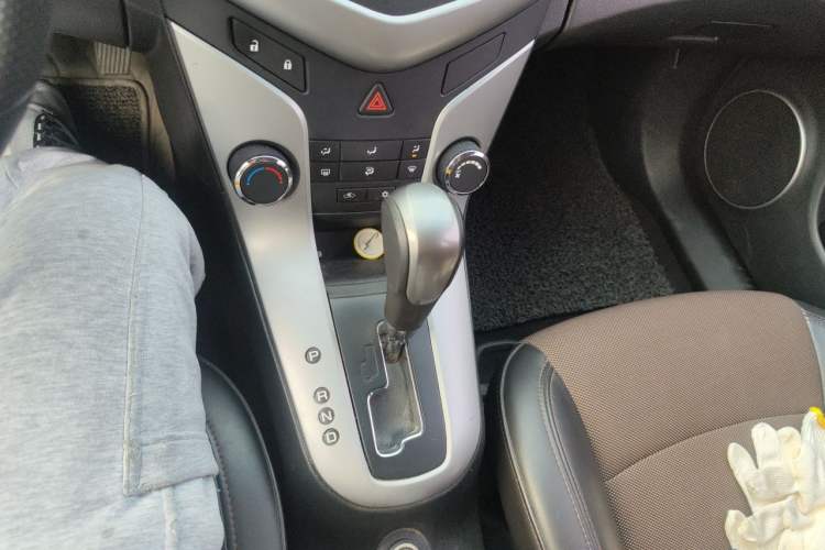 Used Chevrolet Cruze 2015 Hatchback 1.6L Automatic Comfort Edition Gear Lever