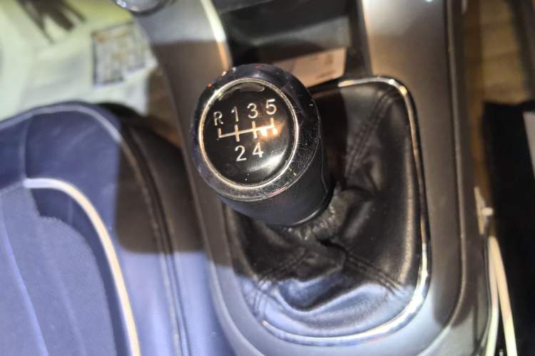 Used Chevrolet Cruze 2015 1.5L Classic SE MT Gear Lever