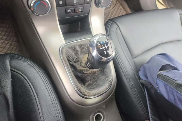 Used Chevrolet Cruze 2015 1.5L Classic SL MT Gear Lever