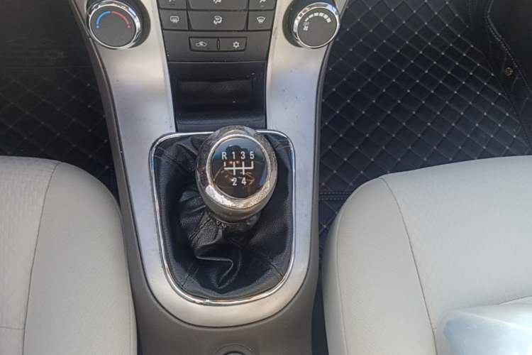 Used Chevrolet Cruze 2015 1.5L Classic SL MT Gear Lever