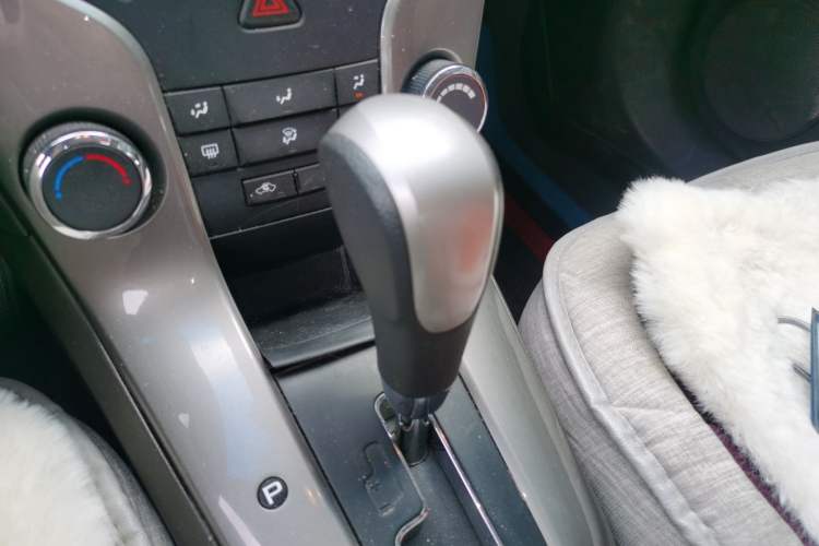 Used Chevrolet Cruze 2015 1.5L Classic SE AT Gear Lever
