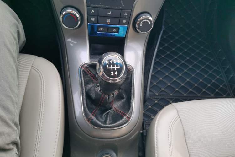 Used Chevrolet Cruze 2015 1.5L Classic SE MT Gear Lever