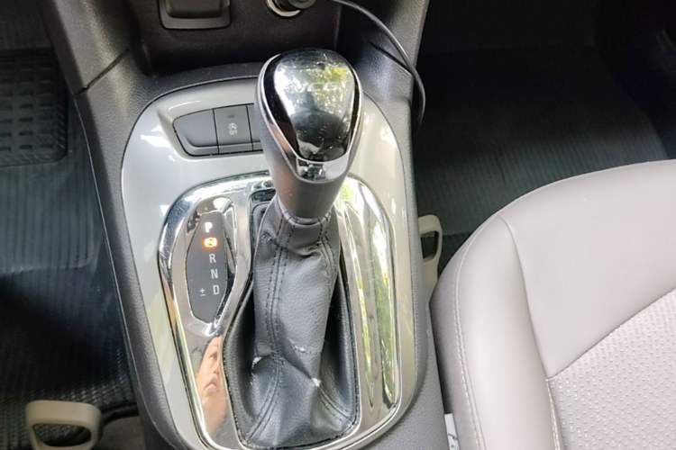 Used Chevrolet Cruze 2015 1.5L Automatic Luxury Edition Gear Lever