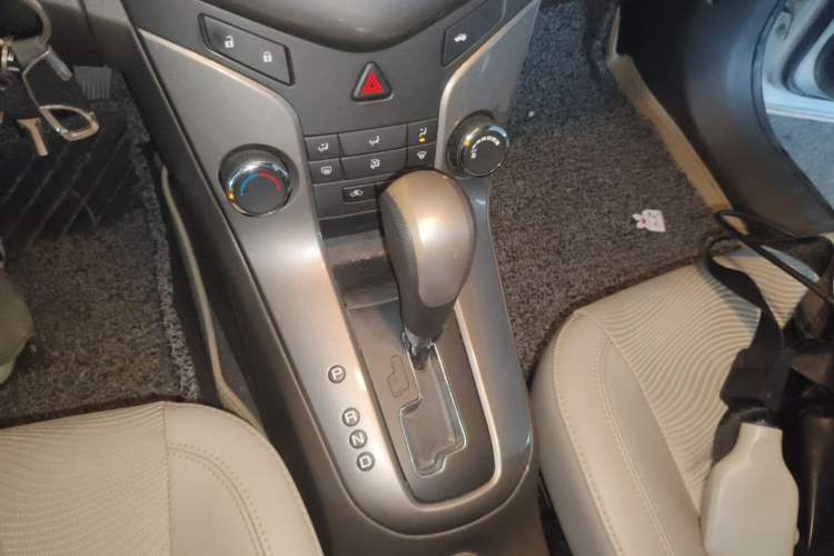 Used Chevrolet Cruze 2015 1.5L Classic SE AT Gear Lever