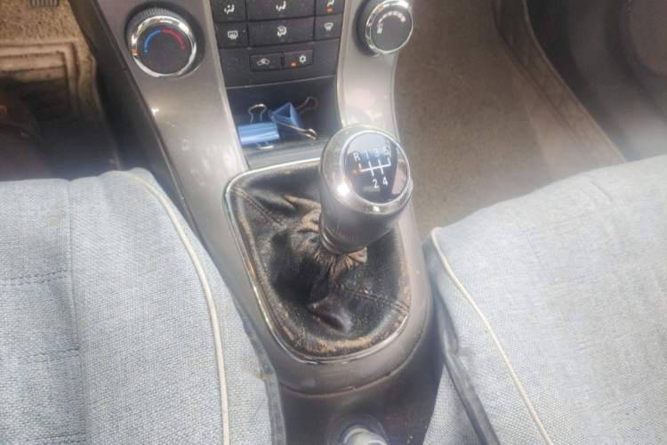 Used Chevrolet Cruze 2015 1.5L Classic SE MT Gear Lever