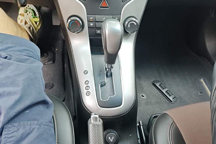 Used Chevrolet Cruze 2015 Hatchback 1.6L Automatic Comfort Edition Gear Lever