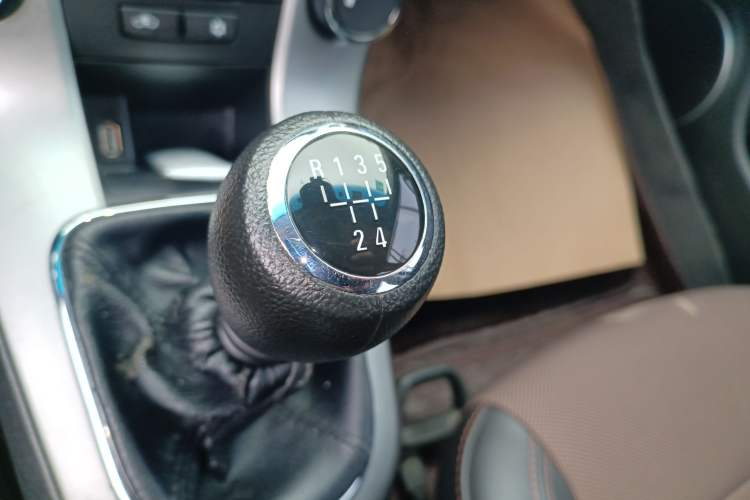Used Chevrolet Cruze 2015 Hatchback 1.6L Manual Comfort Edition Gear Lever