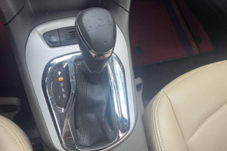 Used Chevrolet Cruze 2015 1.5L Automatic Fashion Navigation Edition Gear Lever