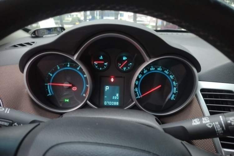 Used Chevrolet Cruze 2015 Hatchback 1.6L Automatic Comfort Edition Instrument Cluster