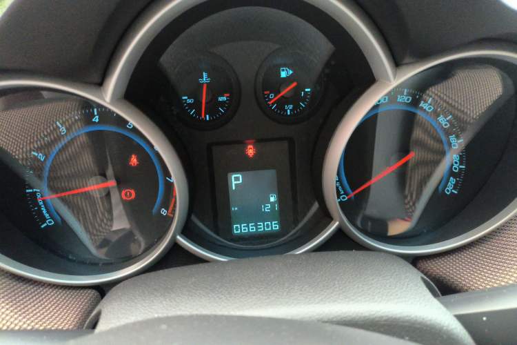 Used Chevrolet Cruze 2015 Hatchback 1.6L Automatic Comfort Edition Instrument Cluster