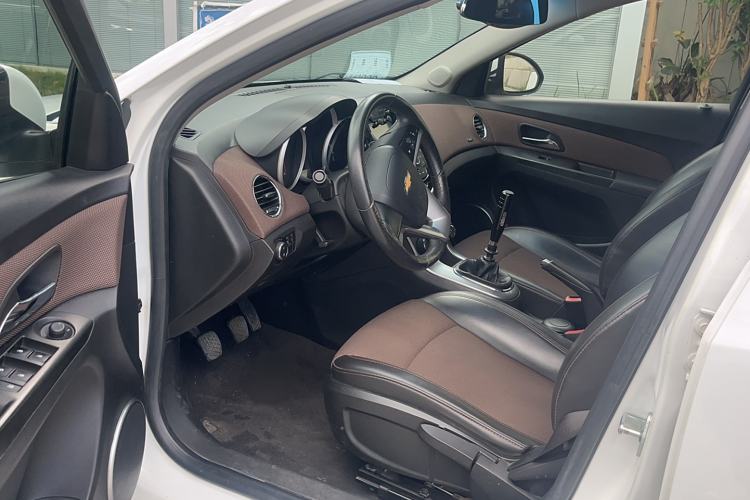 Used Chevrolet Cruze 2015 Hatchback 1.6L Manual Comfort Edition Interior 1