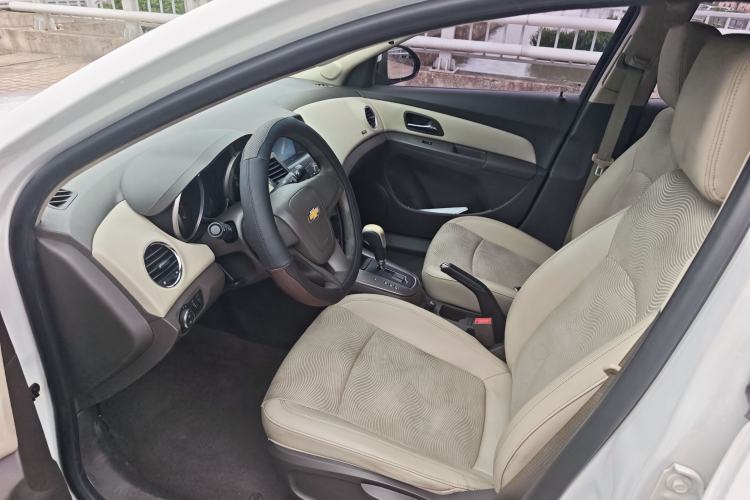 Used Chevrolet Cruze 2015 1.5L Classic SE AT Interior 1