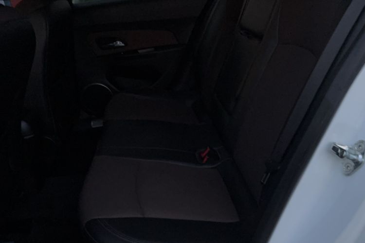 Used Chevrolet Cruze 2015 Hatchback 1.6L Automatic Comfort Edition Interior 1
