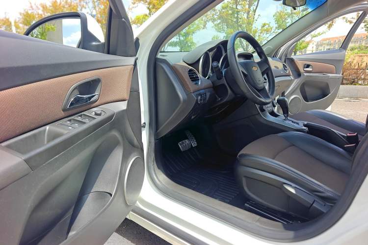 Used Chevrolet Cruze 2015 Hatchback 1.6L Automatic Comfort Edition Interior 1