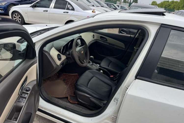 Used Chevrolet Cruze 2015 1.5L Classic SE AT Interior 1