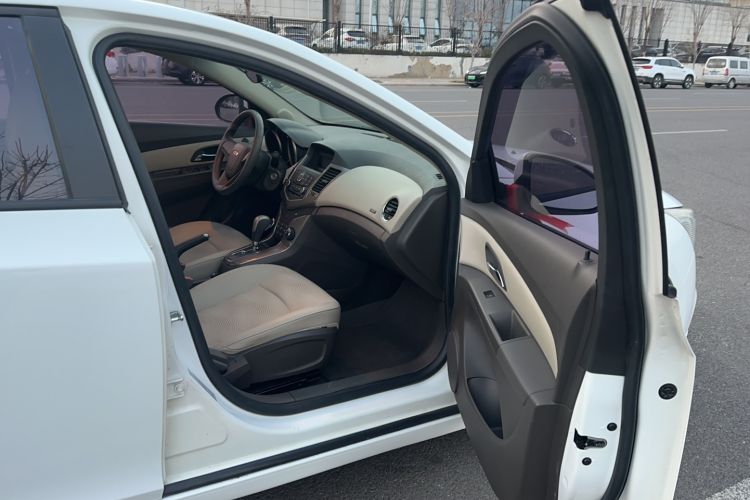 Used Chevrolet Cruze 2015 1.5L Classic SE AT Interior 1