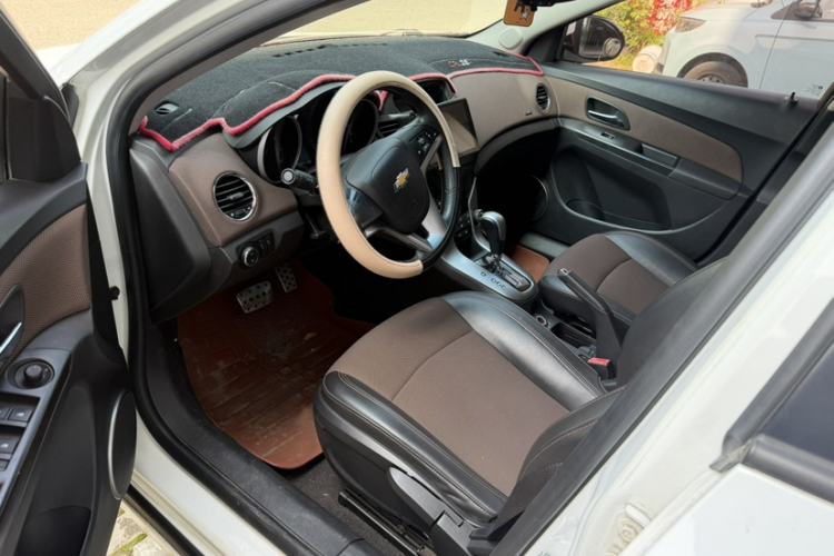 Used Chevrolet Cruze 2015 Hatchback 1.6L Automatic Comfort Edition Interior 1