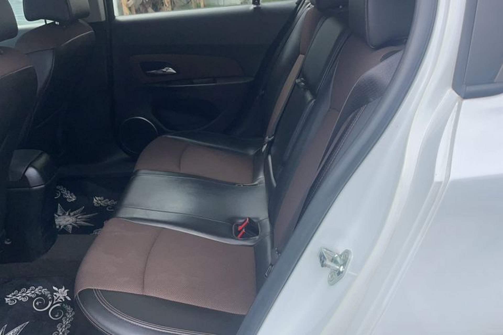 Used Chevrolet Cruze 2015 Hatchback 1.6L Manual Comfort Edition Interior 2