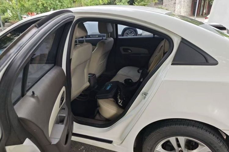 Used Chevrolet Cruze 2015 1.5L Classic SE MT Interior 2