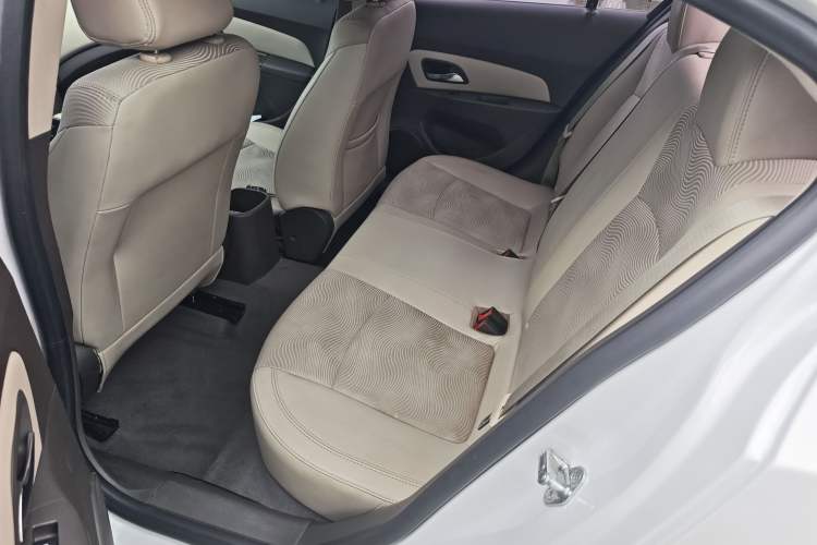Used Chevrolet Cruze 2015 1.5L Classic SE AT Interior 2