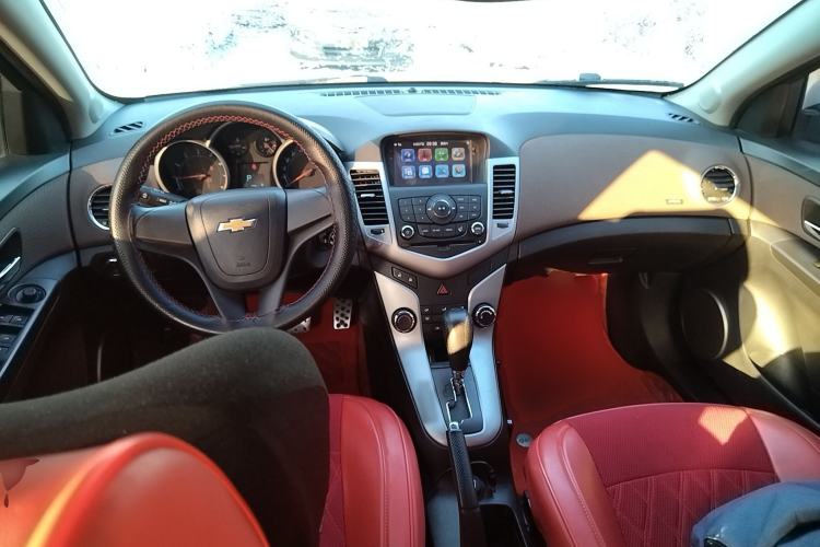 Used Chevrolet Cruze 2015 Hatchback 1.6L Automatic Comfort Edition Interior 2