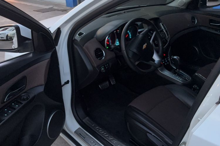 Used Chevrolet Cruze 2015 Hatchback 1.6L Automatic Comfort Edition Interior 2
